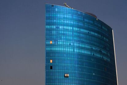 Dos trabajadores limpian los cristales de un edificio de gran altura en Karachi (Pakistán). 