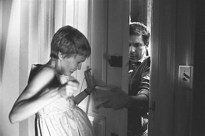 John Cassavetes atormentando a la protagonista, Mia Farrow, en una de las escenas de la película.
