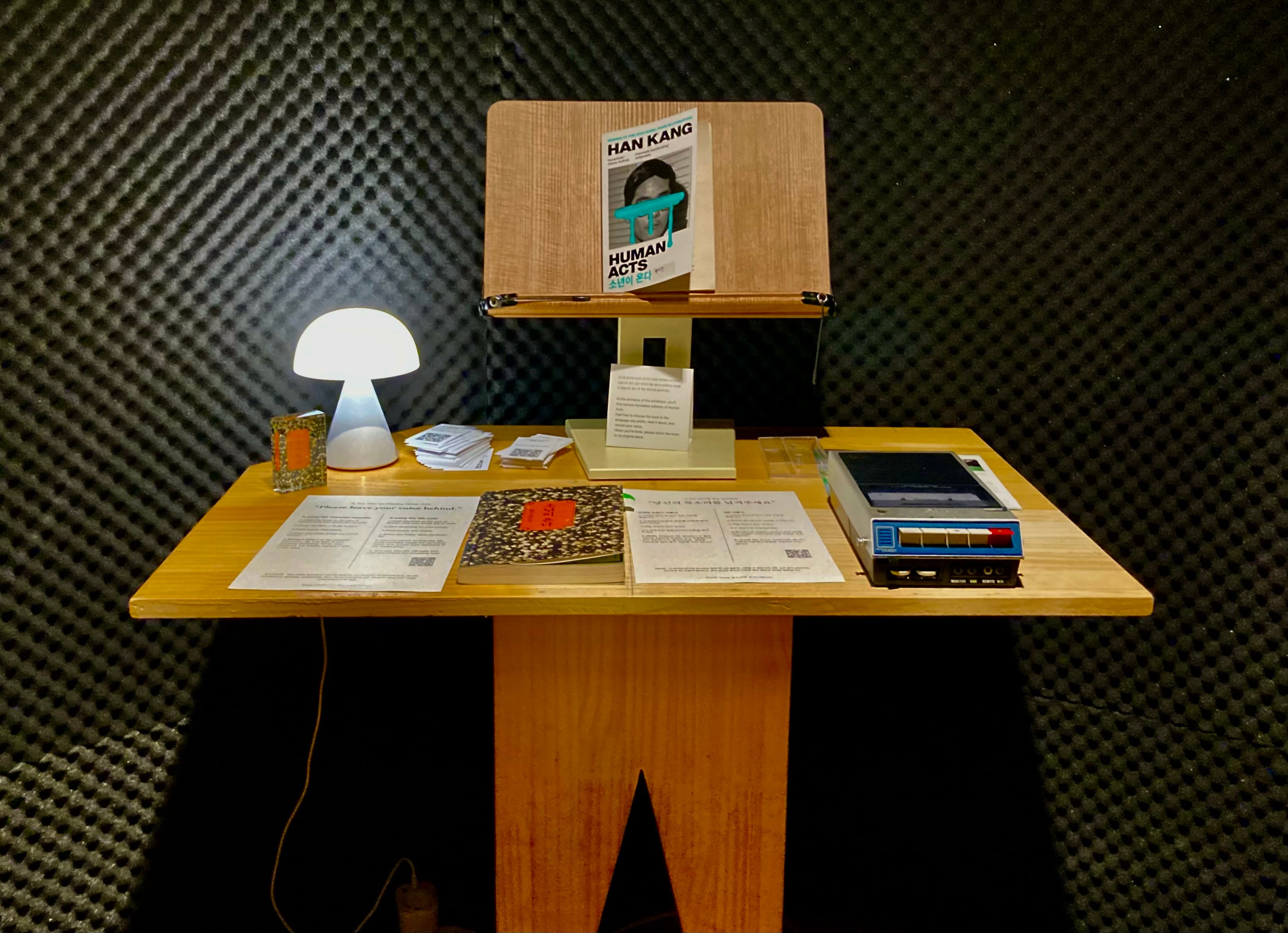 Una de las instalaciones de la exposición 'Lamento silencioso' permite a los visitantes grabar con su voz fragmentos de la novela 'Actos humanos' de la premio Nobel Han Kang.