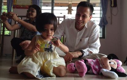 Juan Luis Jiménez en el orfanato de Vietnam donde adoptó a su hija en 2013.