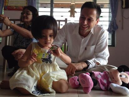 Juan Luis Jiménez en el orfanato de Vietnam donde adoptó a su hija en 2013.