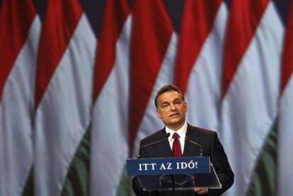 El primer ministro húngaro, Viktor Orban, se dirige a sus partidarios durante la campaña electoral en abril pasado. "He aquí el momento", dice el lema.