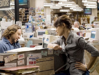 Russell Crowe, junto a Rachel McAdams, en una Redacción, en una imagen de 'La sombra del poder'.