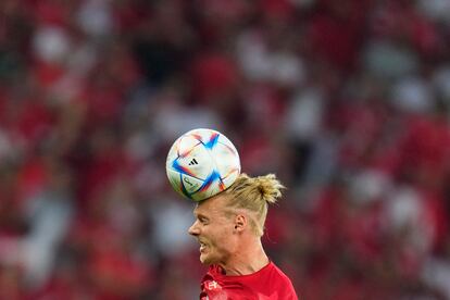 El danés Simon Kjaer despeja de cabeza el balón durante el partido de su selección contra Túnez. 
