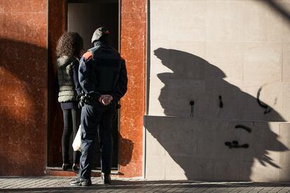 Los Mossos detienen en 2015 a una mafia que traficaba con mujeres en Barcelona.