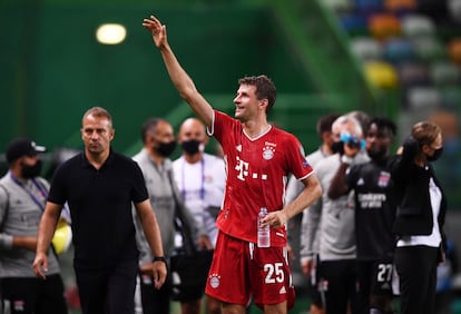 Müller saluda a la grada tras la victoria sobre el Lyon.