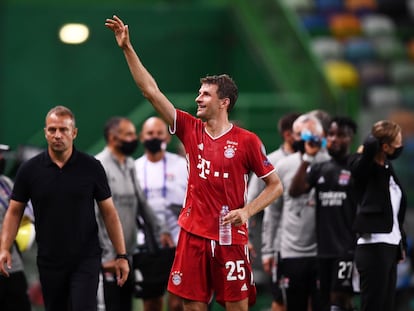 Müller saluda a la grada tras la victoria sobre el Lyon.