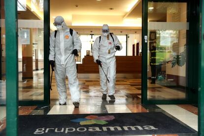 Miembros de la Unidad Militar de Emergencias (UME), desinfectando la residencia Amavir de Madrid el pasado 23 de marzo.