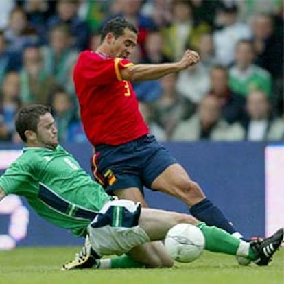 El jugador irlandés Damien Johnson lucha por el balón con Juanfran.