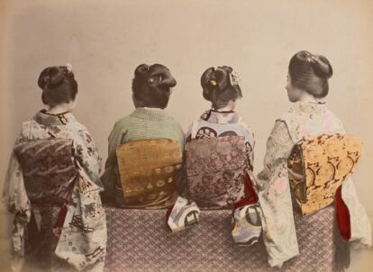 Cuatro mujeres japonesas vistas de espaldas, en una imagen fechada en 1885.