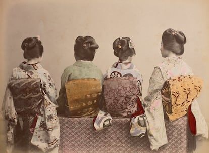 Cuatro mujeres japonesas vistas de espaldas, en una imagen fechada en 1885.