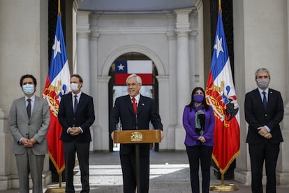El presidente de Chile, Sebastián Piñera, habla durante una rueda de prensa acompañado por sus ministros, el 25 de mayo.