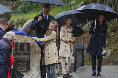 Leonor descubre una placa que reconoce a Asiego como pueblo ejemplar.