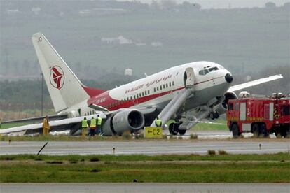 Los servicios de emergencias asisten a los pasajeros y tripulantes del avión de Air Argelia accidentado en Sevilla.