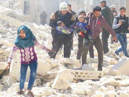 Civiles y personal de emergencias trasladan a ni&ntilde;os afectados por un bombardeo en Idlib, el pasado 19 de marzo.