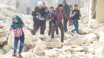 Civiles y personal de emergencias trasladan a ni&ntilde;os afectados por un bombardeo en Idlib, el pasado 19 de marzo.