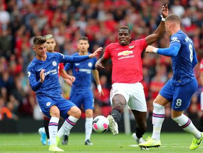 Pogba lucha por la pelota con Barkley y Mount.