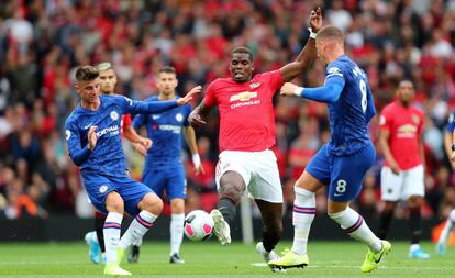 Pogba lucha por la pelota con Barkley y Mount.