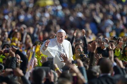 El papa saluda a los católicos en la plaza de San Pedro en el Vaticano, el 6 de noviembre de 2013.