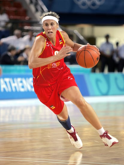 Amaya Valdemoro, con el balón durante el España-China de primera fase de los Juegos Olímpicos de Atenas 2004.