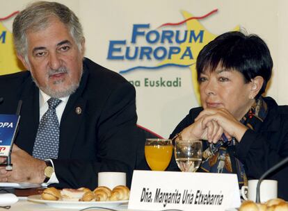 Cándido Conde-Pumpido y Margarita Uria, durante la celebración del Fórum Europa en Bilbao.