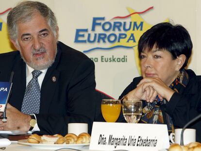 Cándido Conde-Pumpido y Margarita Uria, durante la celebración del Fórum Europa en Bilbao.