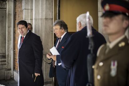 The Convent es el palacio del gobernador de Gibraltar, en la puerta del mismo, Fabian Picardo, ministro principal, junto a su asesor de prensa, Clive Golt. Abandonan el histórico edificio custodiado por un soldado británico.