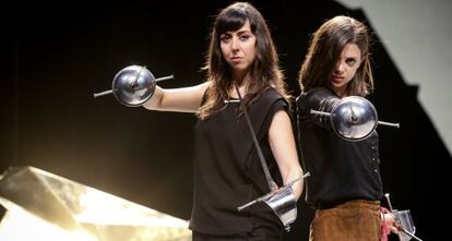 Macarena Gomez (derecha) y Carmen Ruiz en la  &#039;Las dos bandoleras&#039;. 