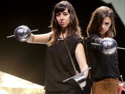 Macarena Gomez (derecha) y Carmen Ruiz en la  &#039;Las dos bandoleras&#039;. 