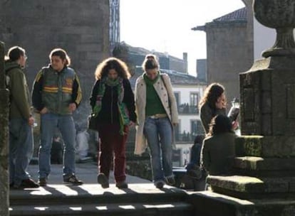 Universitarios a las puertas de la facultad de Historia, en Santiago.
