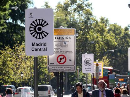 Señales de entrada a la nueva zona de tráfico restringido Madrid Central.