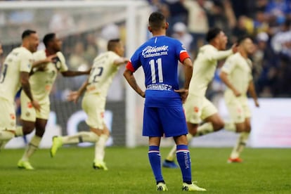 Hernández, de Cruz Azul, mira el festejo del América.