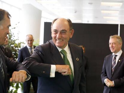 El presidente de Iberdrola, Ignacio Sánchez Galán (al centro), saluda al presidente de Tamoin, Antonio Barrenechea, en la firma de un acuerdo con empresas vascas el 9 de junio pasado. Observa el saludo el lehendakari Iñigo Urkullu.