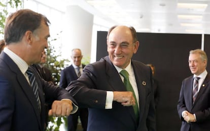 El presidente de Iberdrola, Ignacio Sánchez Galán (al centro), saluda al presidente de Tamoin, Antonio Barrenechea, en la firma de un acuerdo con empresas vascas el 9 de junio pasado. Observa el saludo el lehendakari Iñigo Urkullu.