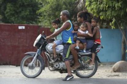 Una familia entera viaja a bordo de una motocicleta en Aracataca el pasado viernes.