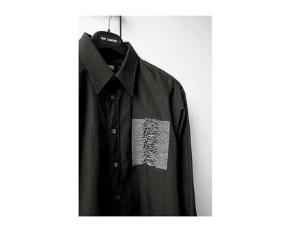 Raf Simons tiene destreza y rigurosidad belga pero su corazoncito es 100 por cien brit. En Closer interpreta la obra de Joy division. 