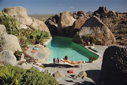 Una mujer toma el sol al borde de una piscina en la localidad de Carefree, en Arizona, en abril de 1967, en un retrato tomado por Slim Aarons.