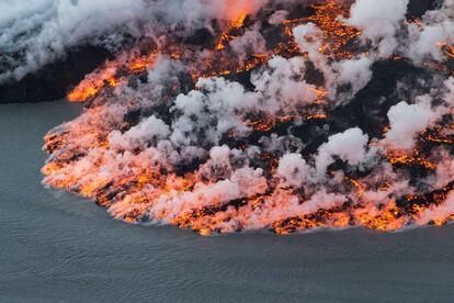 Foto aérea de la lava que fluye del volcán Bardarbunga en el sureste de Islandia. El sistema volcánico Bardarbunga se ha visto sacudido por cientos de temblores diarios desde mediados de agosto.