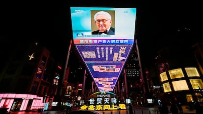 A news program where the death of former U.S. Secretary of State Henry Kissinger was followed live on November 30.
