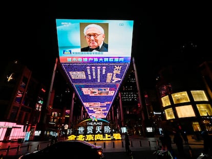 Una pantalla muestra un programa de noticias donde se siguió en directo la muerte del exsecretario de Estado de Estados Unidos Henry Kissinger el pasado 30 de noviembre.