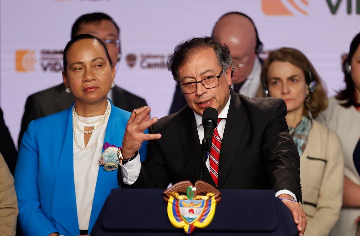 La paz total avanza en una semana de crispación política | EL PAÍS ...