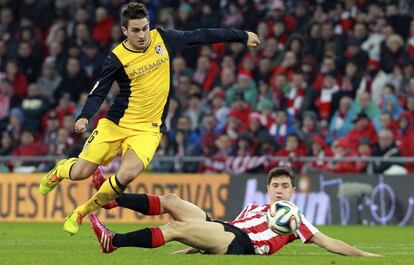 Koke avanza con el balón ante Ander Herrera