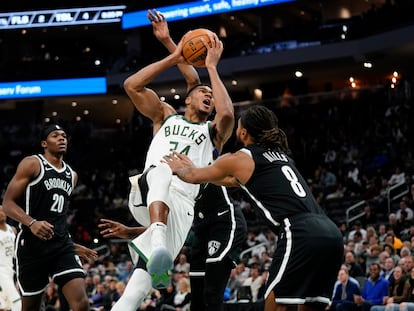 Giannis Antetokounmpo, ganador del MVP en 2019 y 2020, durante un partido de la NBA la temporada pasada.