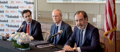 De izquierda a derecha, el presidente del ICO, Pablo Zalba, el embajador de España en los Estados Unidos y exministro de Defensa, Pedro Morenés, y el subdirector general de Banco Sabadell, Maurici Lladó.