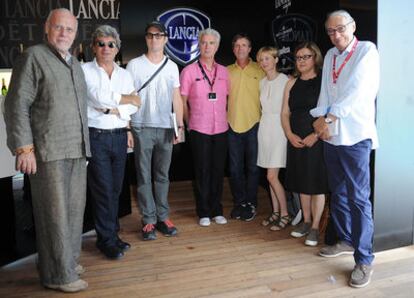 El director del festival, Marco Mueller, posa junto a los miembros del jurado: Mario Martone, Darren Aronofsky, David Byrne, Todd Haynes, Alba Rohrwacher, Eija-Liisa Ahtila y Andre Techine.