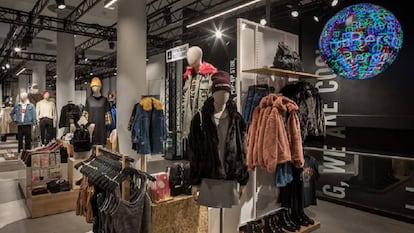 Interior de la tienda de Bershka abierta en el Soho de Nueva York.