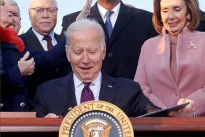 Joe Biden, presidente de EE UU, junto a Nancy Pelosi y otros legisladores, este lunes.