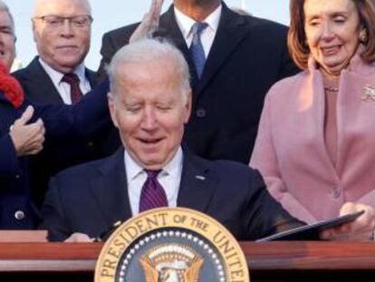 Joe Biden, presidente de EE UU, junto a Nancy Pelosi y otros legisladores, este lunes.