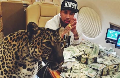 <p><strong>QUIÉN ES.</strong> Tyga, rapero y novio de Kylie Jenner (pequeña del clan Kardashian), tiene 26 años y dinero para empapelar una casa entera con billetes. O eso es lo que quiere que sus 9 millones de seguidores crean.</p> <p><strong>CUÁL ES SU DESFILFARRO.</strong> La sutileza es un don que no le ha sido concedido a todo el mundo. Por ejemplo, Tyga. Solo con entrar en su Instragram se podría hacer un estudio pormenorizado de su cuenta corriente: coches de lujo, aviones privados que incluyen guepardos para amenizar las pesadas horas de viaje; anillos, pulseras y colgantes de oro macizo que cuelgan por varias partes de su cuerpo, y fajos de billetes desperdigados por todos lados dejan entrever su situación económica. Tyga, que debe su fama y fortuna a las múltiples colaboraciones que ha hecho junto al también rapero Chris Brown, ha estado nominado a un Grammy por su canción 'Dueces' y tiene su propia marca de ropa, Last Kings.</p>