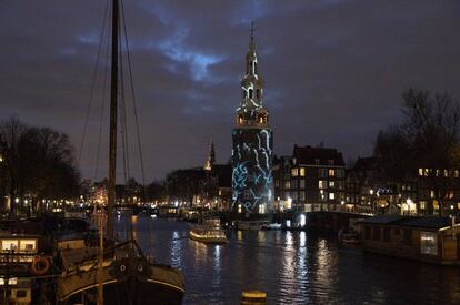 Imagen nocturna de la Torre de Montelbaan, en Ámsterdam.